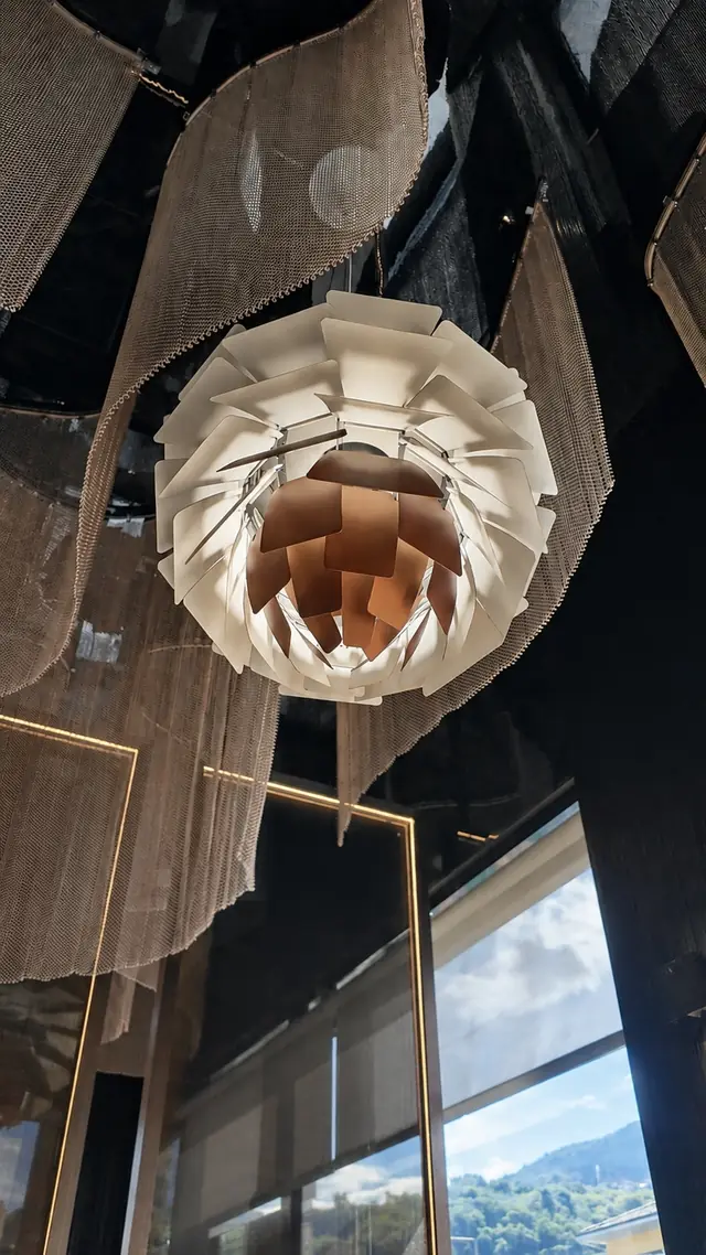Lampadario a lamelle bianche e rame