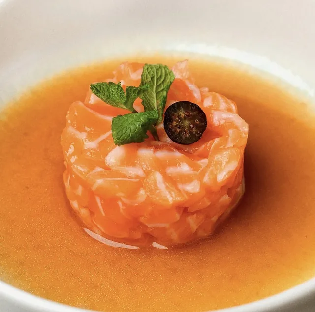 Tartare di salmone in salsa, con menta