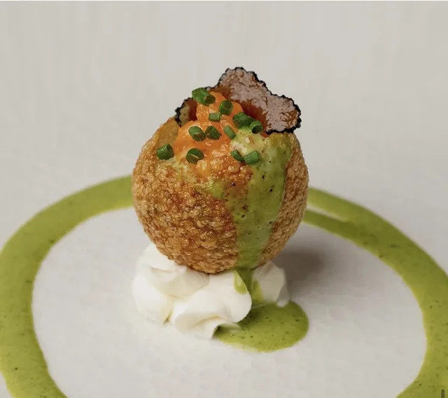 Boccone croccante con lamelle di tartufo su crema verde