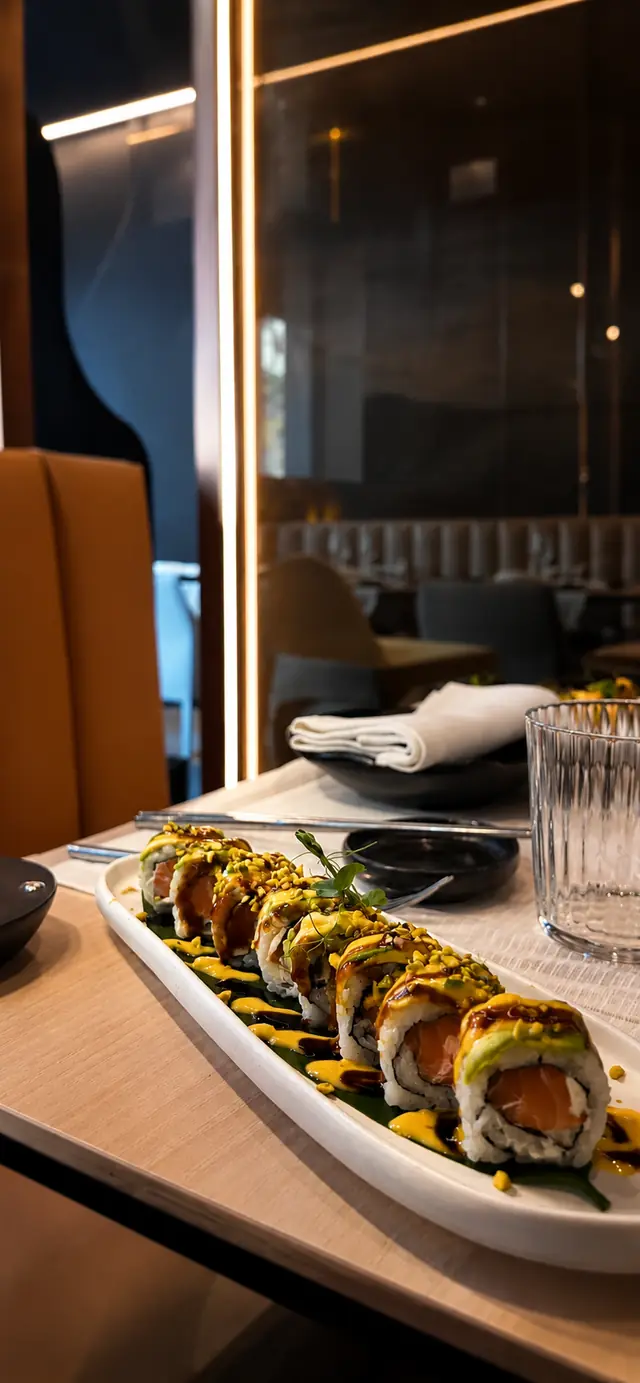 Uramaki salmone e avocado con salsa al pistacchio, servito al tavolo