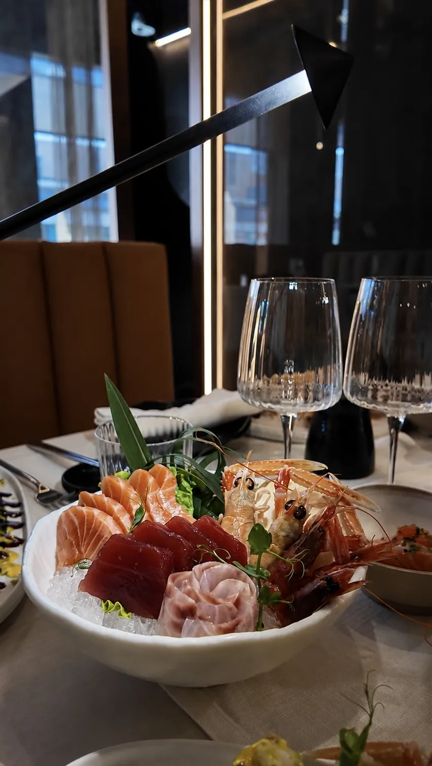 Gran plateau di sashimi su ghiaccio: salmone, tonno, rosa di pesce e crostacei