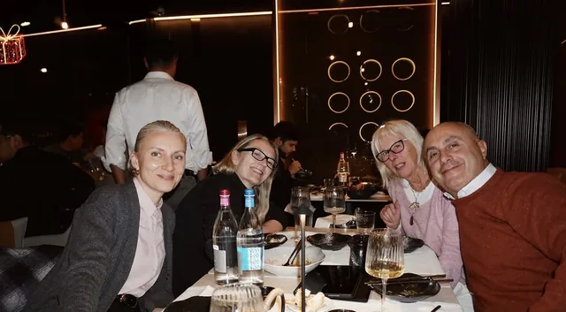 Una tavolata di ospiti durante la cena in sala