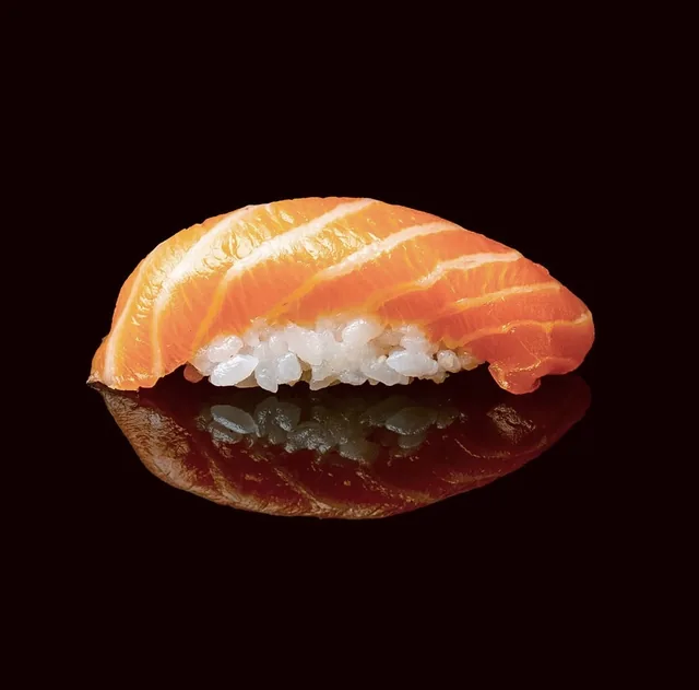 Nigiri di salmone fotografato su fondo nero