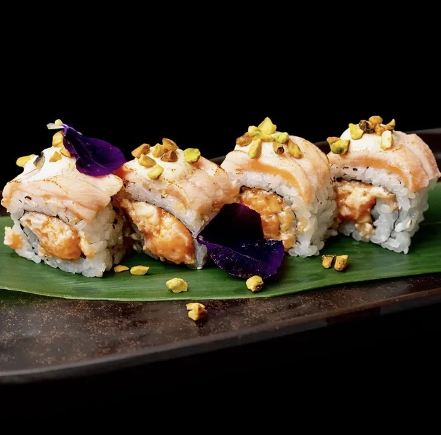 Roll con salmone scottato e granella di pistacchio